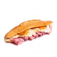 ساندویچ ژامبون گوشت و نیمرو