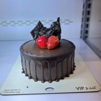 کیک شکلاتی vip حدودا ١/٥٠٠ كيلوگرم مناسب (٦ الي ٨ نفر)