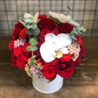 سطل گل سفید و قرمز