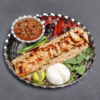 خوراک جوجه کباب ران مرغ زعفرانی با دورچین یک سیخ