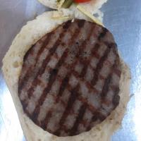 همبرگر ذغالی دست ساز