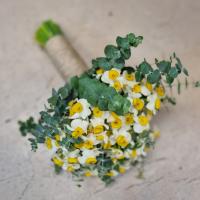 دسته گل نرگس و اکالیپتوس