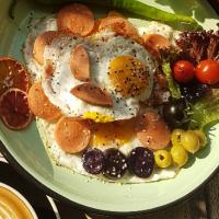 سوسیس و تخم مرغ