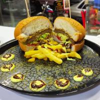 همبرگر ذغالی