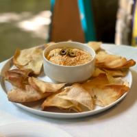 حمص با چیپس پیتا