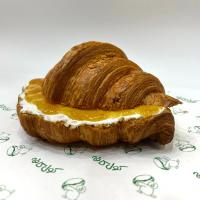 کروسان خامه و مربا زردآلو