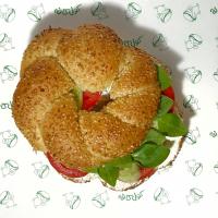 سیمیت پنیر با خیار و گوجه