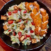 سالاد سزار با فیله مرغ سوخاری