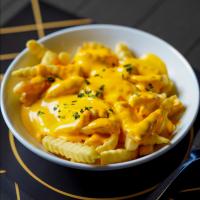 سیب زمینی سرخ کرده با سس پنیر گودا و چدار