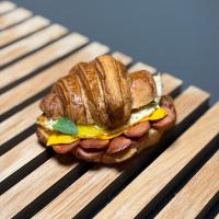 کروسان سوسیس و تخم مرغ