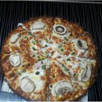 پیتزا ژامبون مرغ و قارچ