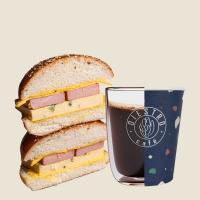 پک امریکانو و پودینگ تخممرغ سوسیس