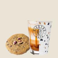 پک لاته و کوکی پسته شکلات