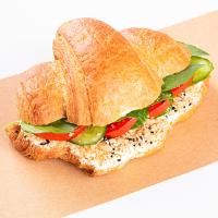 کروسان پنیر، خیار و گوجه