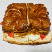 کروسان نیمرو و گوجه