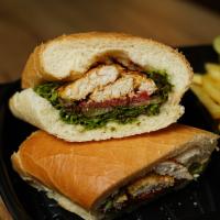 ساندویچ فیله مرغ و سس پستو