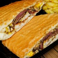 پنینی مرغ و گوشت و ژامبون با سس پستو