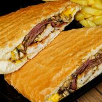 پنینی مرغ و گوشت و ژامبون و سس مخصوص