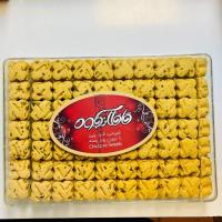 شیرینی نخودچی با تزیین پودر پسته قافلانکوه