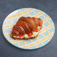 کروسان پنیر و گوجه و خیار