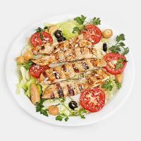 سالاد سزار با مرغ گریل شده