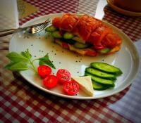 کروسان خیار، پنیر، گوجه