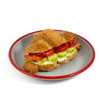 کروسان پنیر خیار گوجه