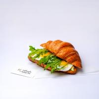 کروسان تخم مرغ آووکادو 