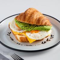 کراسان آووکادو و تخم مرغ