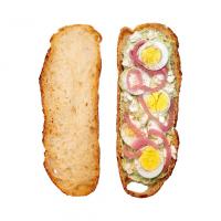 تست خمیر ترش تخم مرغ و آووکادو