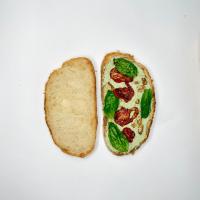 تست خمیر ترش پنیر و ریحان (veggie) 