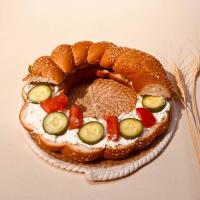 نان سیمیت پنیر خیار گوجه