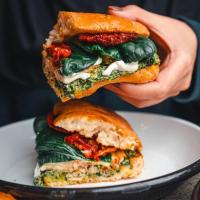 ساندویچ مرغ و پستو بدون دورچین