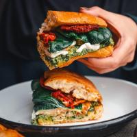 ساندویچ مرغ و پستو