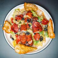 سالاد سزار با فیله سوخاری پنیری