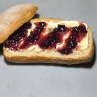 ساندویچ سر شیر با مربا آلبالو