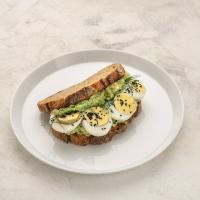 تست تخم مرغ و آووکادو