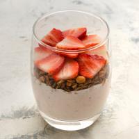 ماست و گرانول با میوه فصل