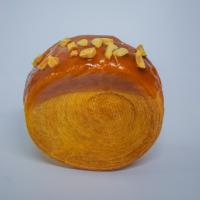 رول نیویورکی کارامل و بادام زمینی