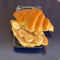 کروسان بادام زمینی و موز