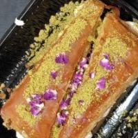 باقلوا مثلثی با سرشیر بزرگ