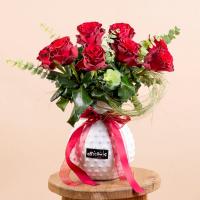 گلدان سفید ۷ شاخه گل رز قرمز