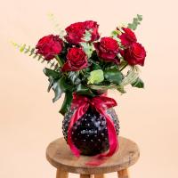 گلدان مشکی ۷ شاخه گل رز قرمز