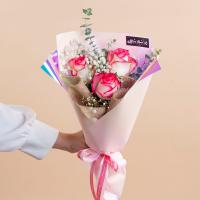 دسته گل ۳ شاخه رز لب صورتی با کاغذ صورتی متالیک