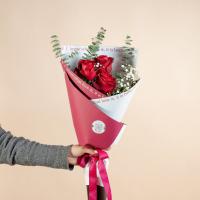 دسته گل ۳ شاخه رز قرمز کاغذ سفید قرمز