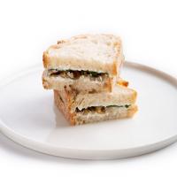 ساندویچ پنیر و ریحان