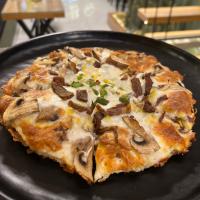 پیتزا گوشت و قارچ آمریکایی