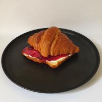 کروسان پنیر آلبالو