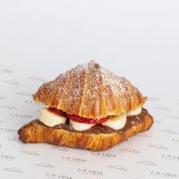 کروسان شکلات و موز و توت فرنگی