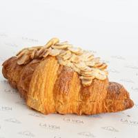  کروسان بادام